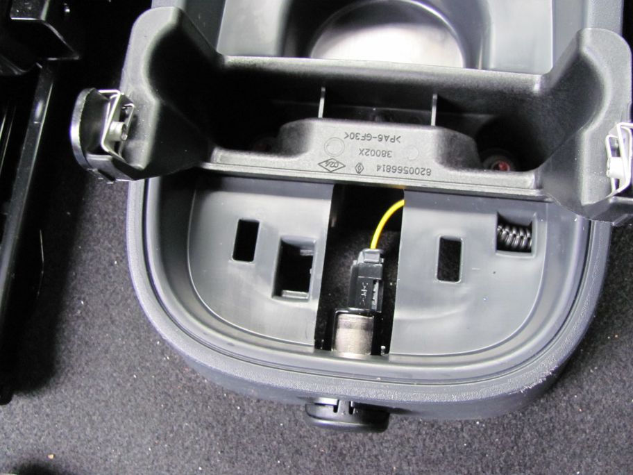 Kangoo G2 12V Steckdose Mittelkonsole.jpg